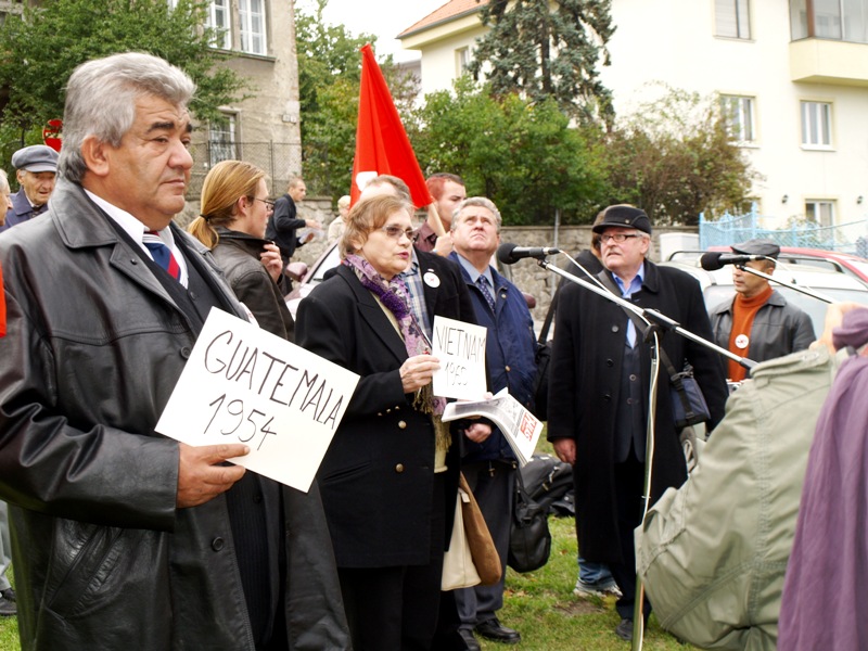 Demonštracia proti NATO pred parlamentom SR