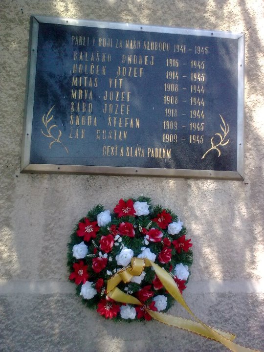Kladenie venca v obci Šúrovce 2